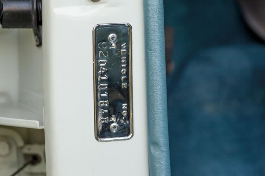 Детали интерьера Imperial Crown Convertible (PY1-M 925) 1960 года  (фото 4 из 20)
